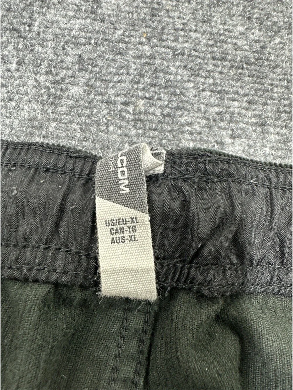 Men’s Volcom Drawstring Dark  Green Corduroy Shorts Size XL (38 x 5)